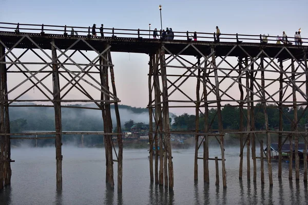 Puente Madera Alto Sobre Río — Foto de Stock