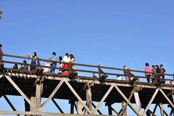 People Walking Wooden Bridge — Stock Photo, Image