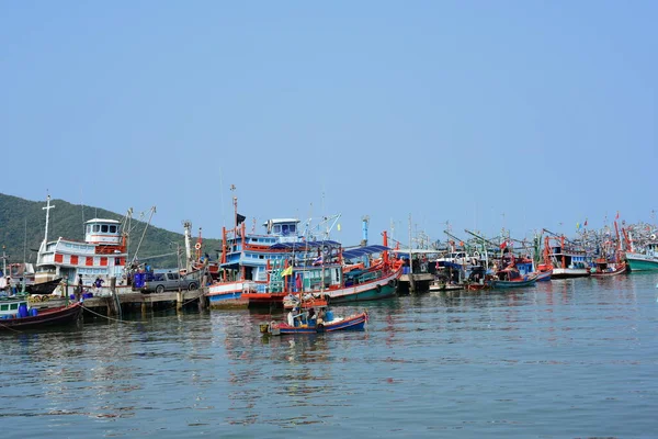 アジアの町にボートと港 — ストック写真