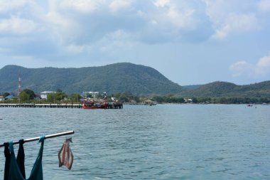 Deniz ve dağların güzel manzarası