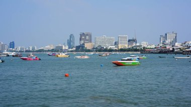 Tayland 'ın Pattaya şehrinde birçok teknesi olan bir deniz koy.