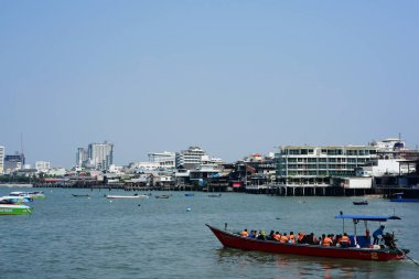 Tayland 'ın Pattaya şehrinde birçok teknesi olan bir deniz koy.