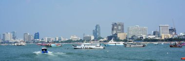 Tayland 'ın Pattaya şehrinde birçok teknesi olan bir deniz koy.