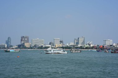 Tayland 'ın Pattaya şehrinde birçok teknesi olan bir deniz koy.