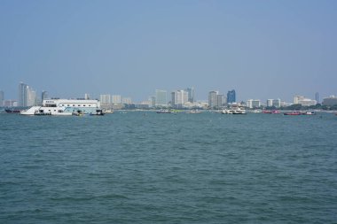 Tayland 'ın Pattaya şehrinde birçok teknesi olan bir deniz koy.