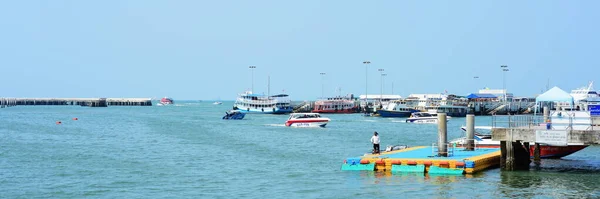 泰国帕塔亚市有许多船只的海湾 — 图库照片