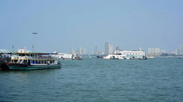 タイのパタヤ市に多くのボートと海の湾 — ストック写真