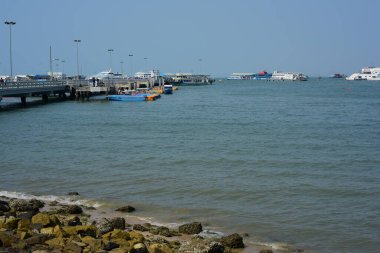 Tayland 'ın Pattaya şehrinde birçok teknesi olan bir deniz koy.