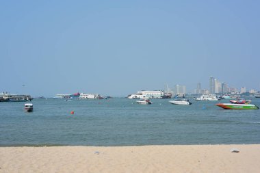 Tayland 'ın Pattaya şehrinde birçok teknesi olan bir deniz koy.
