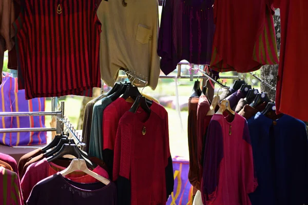 Een Rij Kleren Een Winkel — Stockfoto