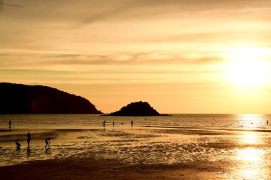 Sahilde gün batımı