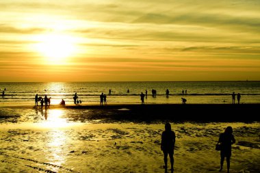 Sahilde gün batımı