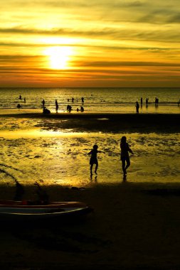  Gün batımında güzel sahil manzarasında birçok insan gün batımından önce oynamak için sahile gelirler..