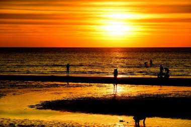 Sahilde gün batımı