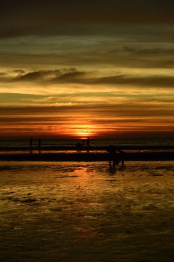 Sahilde gün batımı
