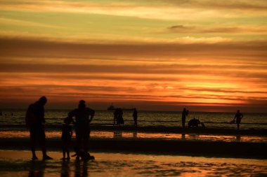 Sahilde gün batımı