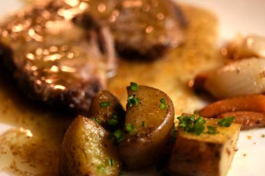 Kızarmış patates ve ot.