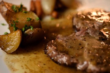 Patates ve sebzeli kızarmış tavuk.