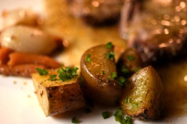 Sarımsak soslu ve otlu kızarmış tavuk bacağı.