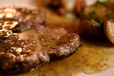 Taze sebzeli ızgara domuz bifteği