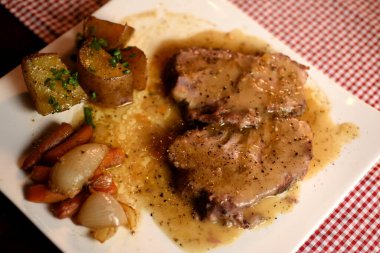 Patates ve sebzeli kızarmış tavuk.