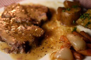 Patates ve sebzeli kızarmış tavuk.