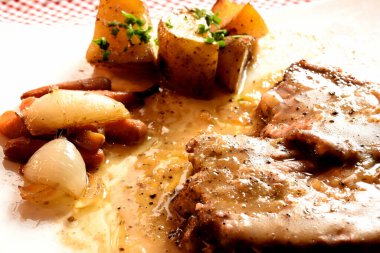 Patates ve sebzeli kızarmış tavuk göğsü.