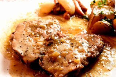 Soslu ve sebzeli ızgara tavuk göğsü.