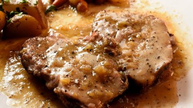 Patates ve sebzeli kızarmış tavuk göğsü.