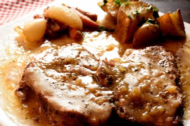 Patates ve baharatlı kızarmış tavuk.