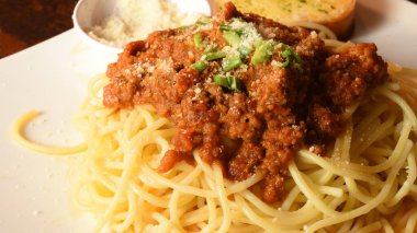 Sosisli kızarmış domuz resmi.