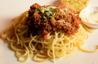 Sosisli kızarmış domuz resmi.