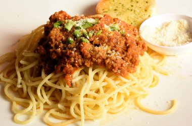 Sosisli kızarmış domuz resmi.