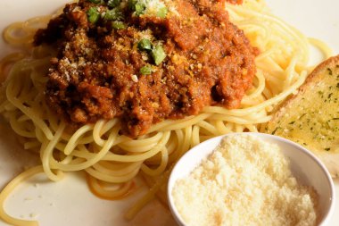 Sosisli kızarmış domuz resmi.