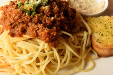 Sosisli kızarmış domuz resmi.