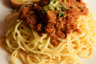 Sosisli kızarmış domuz resmi.