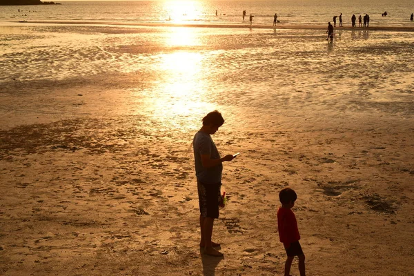 Solnedgång Vid Den Vackra Strandutsikten Bland Många Människor Som Kommer — Stockfoto