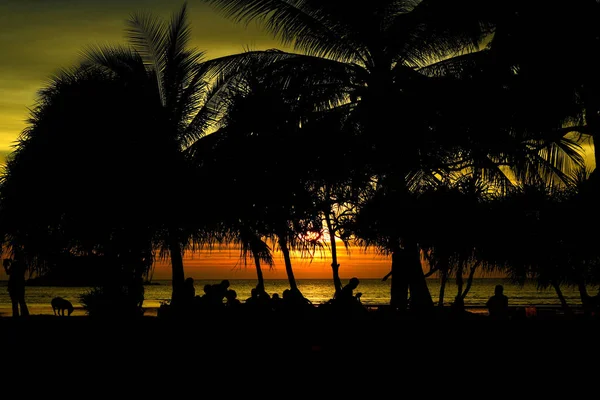 Coucher Soleil Belle Vue Sur Plage Parmi Les Nombreuses Personnes — Photo