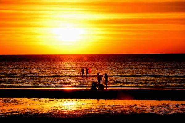 Coucher Soleil Belle Vue Sur Plage Parmi Les Nombreuses Personnes — Photo