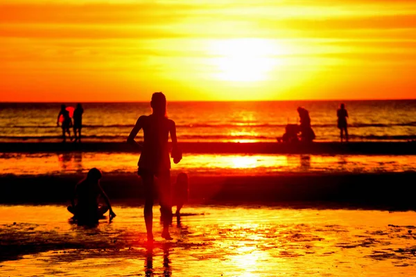 Coucher Soleil Belle Vue Sur Plage Parmi Les Nombreuses Personnes — Photo