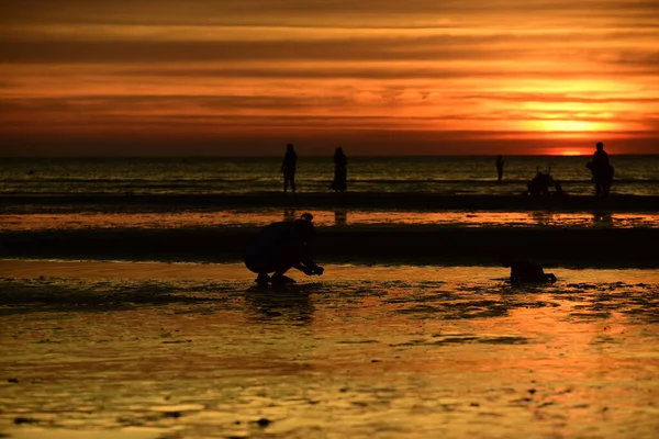 Coucher Soleil Belle Vue Sur Plage Parmi Les Nombreuses Personnes — Photo