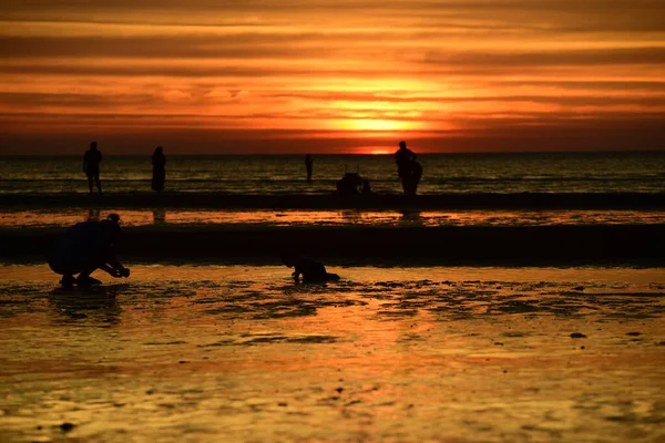 Σιλουέτα Ενός Όμορφου Ηλιοβασιλέματος Στην Παραλία — Φωτογραφία Αρχείου