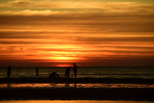 Ηλιοβασίλεμα Στην Όμορφη Θέα Στην Παραλία Ανάμεσα Στους Πολλούς Ανθρώπους — Φωτογραφία Αρχείου
