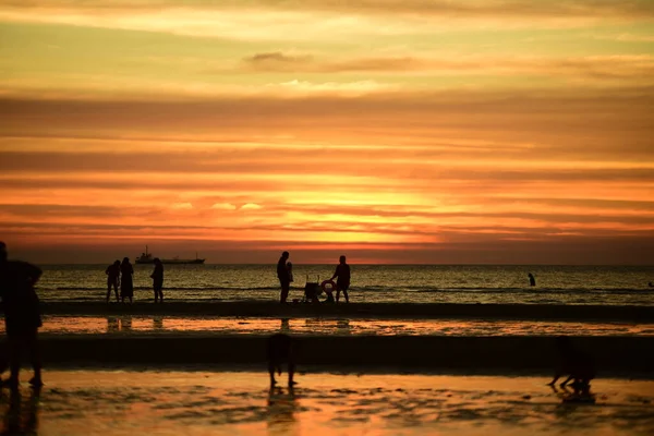 Coucher Soleil Belle Vue Sur Plage Parmi Les Nombreuses Personnes — Photo