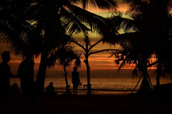 Sunset Beautiful Beach View Many People Come Play Sea Dusk — Stock Photo, Image