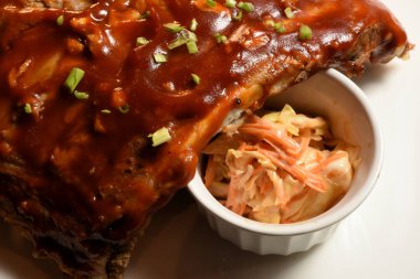 Sosisli kızarmış domuz resmi.