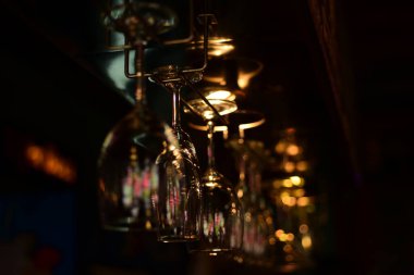 Siyah arkaplanda bardaklar 