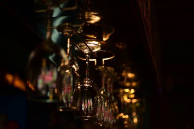 Siyah arkaplanda bardaklar 