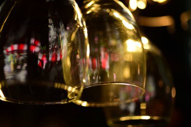 Siyah arkaplanda bardaklar 