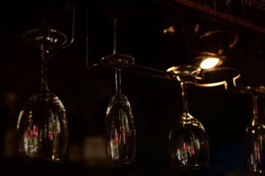 Siyah arkaplanda bardaklar 